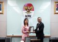 Ketua KPK, Setyo Budiyanto bersama Vice Chairperson The PAC Malaysia, YB Puan Teresa Kok Suh Sim kunjungan Komite Parlemen Malaysia di Gedung Merah Putih