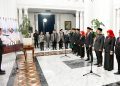 Pj Gubernur Bey Machmudin melantik anggota KPID Provinsi Jawa Barat
