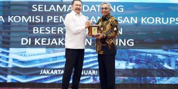 Jaksa Agung RI Burhanuddin bersama Ketua KPK Komjen Pol. Setyo Budiyanto