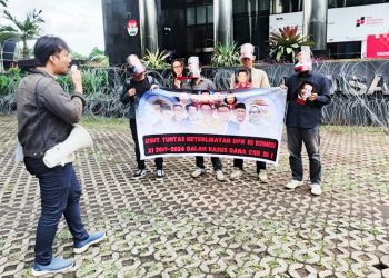 Aksi Massa Forum Muda Lampung di Gedung Merah Putih KPK
