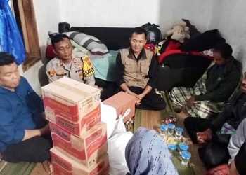 Polsek Pasirwangi dan PWI Garut memberikan santunan kepada keluarga (N)