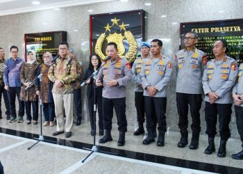 Kapolri Jenderal Polisi Listyo Sigit Prabowo menerima kunjungan dari Kepala Badan Pengawas Obat dan Makanan (BPOM) Taruna Ikrar, di Mabes Polri Jakarta