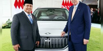 Presiden Prabowo Subianto mewakili Pemerintah Republik Indonesia, menerima secara simbolis satu unit mobil listrik Togg T10X, dari Presiden Turkiye Recep Tayyip Erdoğan, di Istana Kepresidenan Bogor, Provinsi Jawa Barat, pada Rabu (12/02/2025)