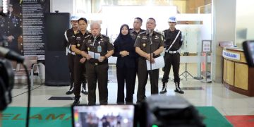 Konferensi Pers Kejagung Terkait Penetapan dan Penahanan 7 Tersangka Perkara Tata Kelola Minyak Mentah di Gedung Kejaksaan Agung, Jakarta, Senin (24/02/2025) malam