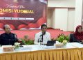 Anggota KY dan Juru Bicara KY Mukti Fajar Nur Dewata (Tengah), dalam konferensi pers yang dilakukan secara daring