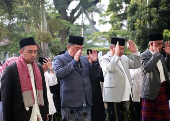 Bupati Garut, Abdusy Syakur, dan Wakil Bupati Garut, Putri Karlina, melaksanakan Salat Idulfitri 1446 H/2025 M di Lapangan Otista, Alun-Alun Garut, Senin (31/3/2025).