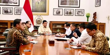 Presiden Prabowo Subianto memimpin rapat terbatas bersama sejumlah Menteri Kabinet Merah Putih di Istana Merdeka, Jakarta, pada Jumat, 7 Maret 2025