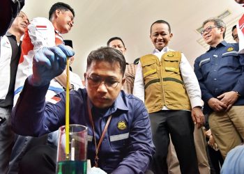 Menteri ESDM Bahlil Lahadalia usai meninjau sejumlah infrastruktur energi di Kota Baubau, Sulawesi Tenggara, Minggu (9/3)