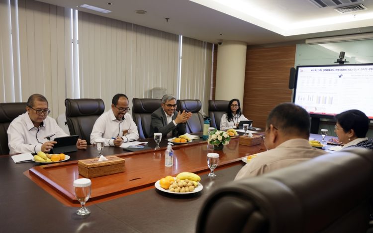 Ketua KPK bersama jajaran terima audiensi dari OJK di Gedung Merah Putih KPK, Jakarta, Selasa (14/5/2025).