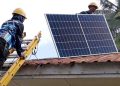 petugas PLN sedang melakukan pemasangan panel mikro PLTS di Kantor Desa Mattirobaji, Pulau Satangnga, Kecamatan Kepulauan Tanakeke, Kabupaten Takalar, Sulawesi Selatan
