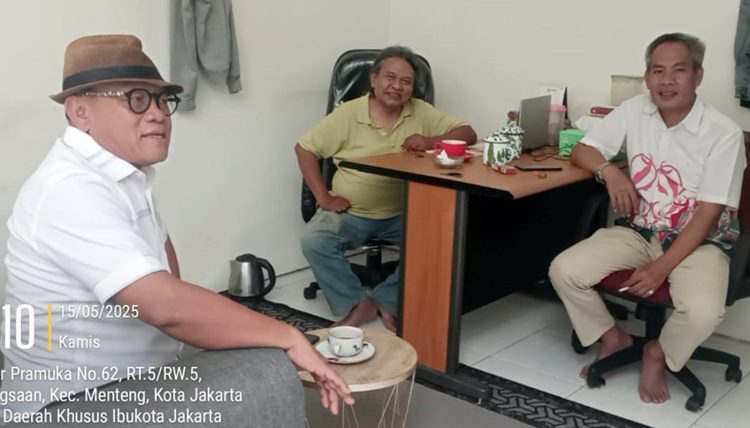 Ketua IPW juga Dewan Redaksi Sorot Merah Putih, Sugeng Teguh Santoso berkunjung ke kantor berita Sorot Merah Putih di Menteng, Jakarta Pusat