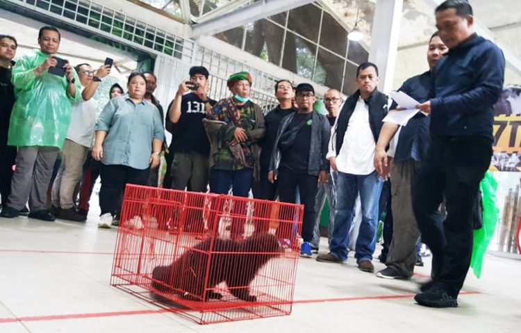 Peringatan 27 tahun Reformasi: Perkumpulan Aktivis 98 secara simbolik serahkan aspirasi ke musang