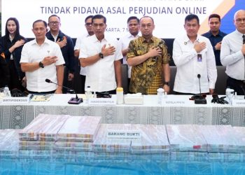 Kabareskrim Komjen Pol Wahyu Widada bersama Ketua PPATK dalam kegiatan konfrensi pers Penetapan Tersangka dan Penyitaan Aset dalam Rangka Penyidikan Perkara TPPU dari Tindak Pidana Asal Perjudian Online di Mabes Polri (7/5/2025)