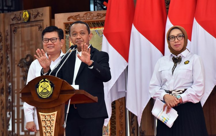 Menteri Energi dan Sumber Daya Mineral (ESDM), Bahlil Lahadalia (tengah) didampingi Direktur Jenderal Ketenagalistrikan Kementerian ESDM, Jisman P. Hutajulu (kiri), dan Direktur Jenderal Energi Baru Terbarukan dan Konservasi Energi Kementerian ESDM, Eniya Listiani Dewi (kanan) saat memaparkan Rencana Usaha Penyediaan Tenaga Listrik (RUPTL) PLN 2025-2034 di Jakarta