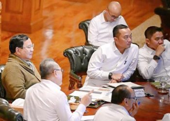 Presiden RI Prabowo Subianto didampingi Menko bidang Pangan Zulkifli Hasan memimpin rapat terbatas terkait percepatan pembangunan Koperasi Merah Putih di kediaman pribadinya di Hambalang, Kabupaten Bogor