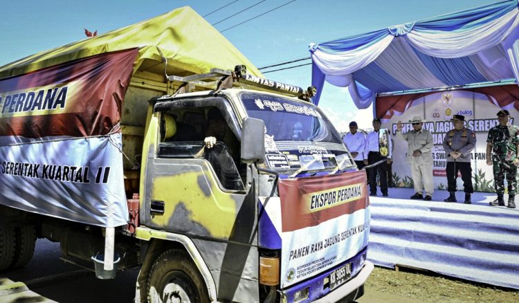 Presiden Prabowo Subianto secara resmi melepas keberangkatan ekspor perdana jagung sebanyak 1.200 ton dari Kabupaten Bengkayang, Kalimantan Barat, ke Kuching, Malaysia, pada Kamis, 5 Juni 2025