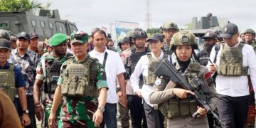 Polwan dari Operasi Damai Cartenz-2025 dalam pengamanan VVIP kunjungan kerja Menteri Pertahanan RI Letjen TNI (Purn.) Sjafrie Sjamsoeddin, M.B.A., dan Menteri Keuangan RI Sri Mulyani Indrawati, S.E., M.Sc., Ph.D., ke Kenyam, Kabupaten Nduga, Provinsi Papua Pegunungan