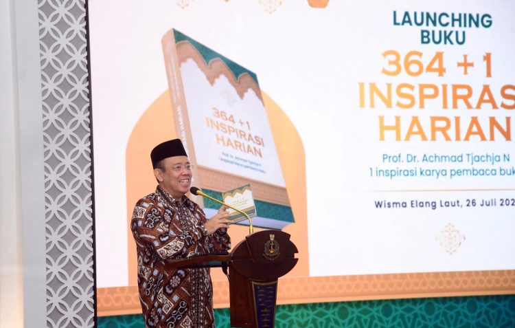 Guru Besar UIN Syarif Hidayatullah Jakarta sekaligus Ketua Keluarga Alumi Sosial Ekonomi Pertanian-Agribisnis Indonesia (KASAI), Prof. Dr. Achmad Tjahja saat merilis bukunya yang berjudul 364+1 Inspirasi Harian, Juli 2025.