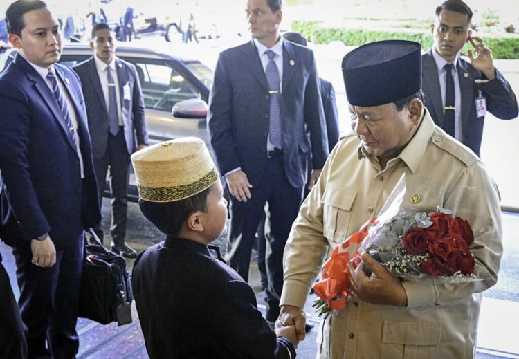 Suasana hangat penuh keakraban mewarnai penyambutan Presiden Republik Indonesia Prabowo Subianto saat tiba di salah satu hotel di Rio de Janeiro, Brasil, pada Sabtu, 5 Juli 2025.