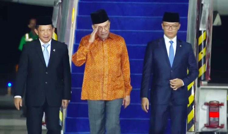 Menteri Dalam Negeri Republik Indonesia, Tito Karnavian dan Menteri Luar Negeri Indonesia, Sugiono menyambut kedatangan PM Malaysia Anwar Ibrahim di Jakarta, Senin (28/7/2025). Capture: YouTube Setpres