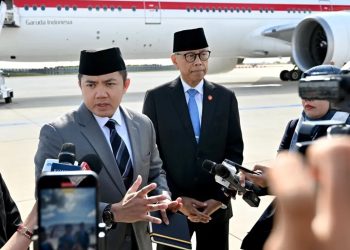Sekretaris Kabinet Teddy Indra Wijaya menyampaikan keterangan pers di Bandar Udara Orly, Paris, Prancis, pada Selasa, 15 Juli 2025