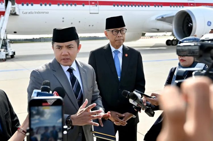 Sekretaris Kabinet Teddy Indra Wijaya menyampaikan keterangan pers di Bandar Udara Orly, Paris, Prancis, pada Selasa, 15 Juli 2025
