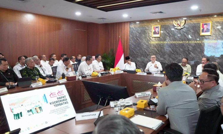 Rapat Koordinasi Terbatas Tindak Lanjut Peluncuran Kelembagaan Kopdes Merah Putih di Kantor Kementerian Koordinator Bidang Pangan, Jakarta, Selasa (29/7/2025)