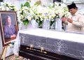 Presiden Prabowo Subianto melayat mendiang Kwik Kian Gie di Rumah Duka Sentosa, RSPAD Gatot Soebroto, Jakarta, pada Rabu, 30 Juli 2025