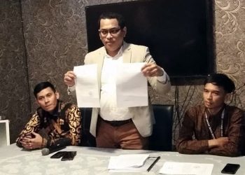 Kuasa Hukum PT Bumigas Energi, Khresna Guntarto saat jumpa pers di Jakarta pada November 2022 lalu