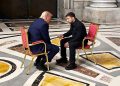 Donald Trump (kiri) dan Volodymyr Zelenskyy berada di Roma saat menghadiri pemakaman Paus Fransiskus, berbincang serius di Basilika Santo Petrus.