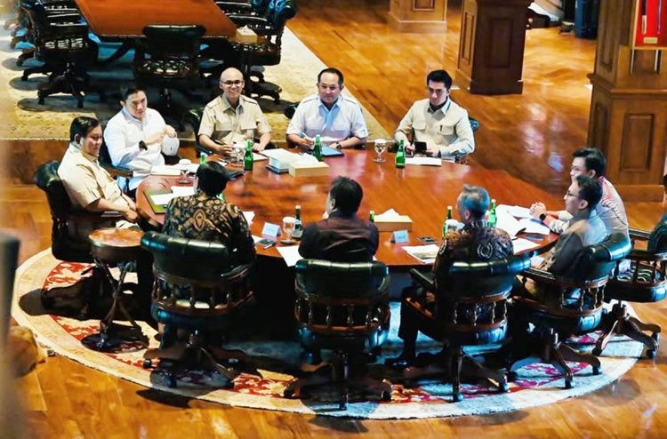 Presiden Prabowo Subianto memimpin rapat bersama jajaran Dewan Ekonomi Nasional (DEN) di kediaman pribadinya di Hambalang, Kabupaten Bogor, pada Kamis, 31 Juli 2025