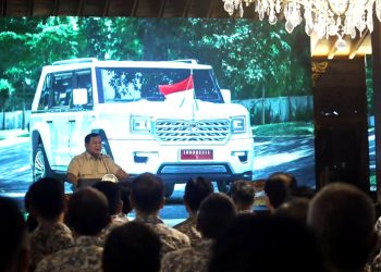 Presiden Prabowo Subianto memberikan pengarahan kepada anggota Kamar Dagang dan Industri (KADIN) di kediaman Presiden di Hambalang, Kabupaten Bogor, Jawa Barat