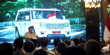 Presiden Prabowo Subianto memberikan pengarahan kepada anggota Kamar Dagang dan Industri (KADIN) di kediaman Presiden di Hambalang, Kabupaten Bogor, Jawa Barat