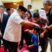 Presiden Prabowo Subianto tiba di hotel tempat menginap disambut puluhan warga negara Indonesia yang tinggal di Singapura