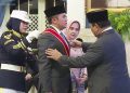Presiden Prabowo Menyematkan Anugerah Bintang Mahaputera Utama kepada Seskab Teddy Indra Wijaya di Istana Negara, Jakarta, Senin (25/8/2025).