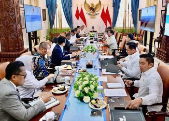Presiden Prabowo Subianto memimpin rapat terbatas mengenai perekonomian nasional bersama jajaran menteri Kabinet Merah Putih di Istana Merdeka, Jakarta, pada Senin, 25 Agustus 2025.