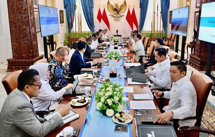 Presiden Prabowo Subianto memimpin rapat terbatas mengenai perekonomian nasional bersama jajaran menteri Kabinet Merah Putih di Istana Merdeka, Jakarta, pada Senin, 25 Agustus 2025.