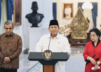 Presiden Prabowo Subianto memberikan keterangannya bersama pimpinan lembaga negara dan ketua umum partai politik di Istana Merdeka, Jakarta, pada Minggu, 31 Agustus 2025.