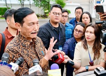 Ketua Dewan Ekonomi Nasional (DEN) Luhut Binsar Pandjaitan memberikan keterangan kepada awak media usai bertemu Presiden di Istana Merdeka, Jakarta, Rabu (27/8/2025).