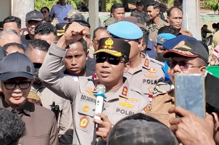 Kapolda NTT Irjen Pol Dr. Rudi Darmoko, S.I.K., M.Si., pekikan "Hidup Mahasiswa" dalam Aksi unjuk rasa yang digelar Aliansi Cipayung Plus bersama BEM dan OKP di Kota Kupang, Senin (1/9/2025).