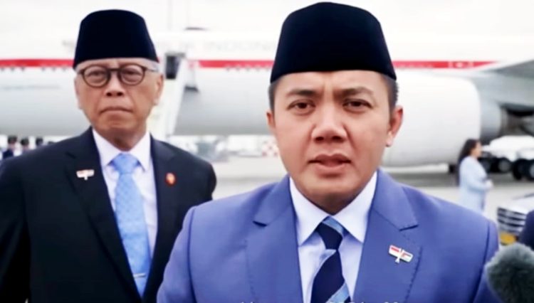 Sekretaris Kabinet Teddy Indra Wijaya di Bandara Halim Perdanakusuma, Jakarta, pada Sabtu sore