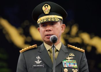 Panglima TNI Jenderal Agus Subiyanto tegaskan larangan penggunaan strobo oleh pengawal. Ia sendiri selalu patuh aturan lalu lintas, bahkan berhenti saat lampu merah.(Foto:Istimewa)