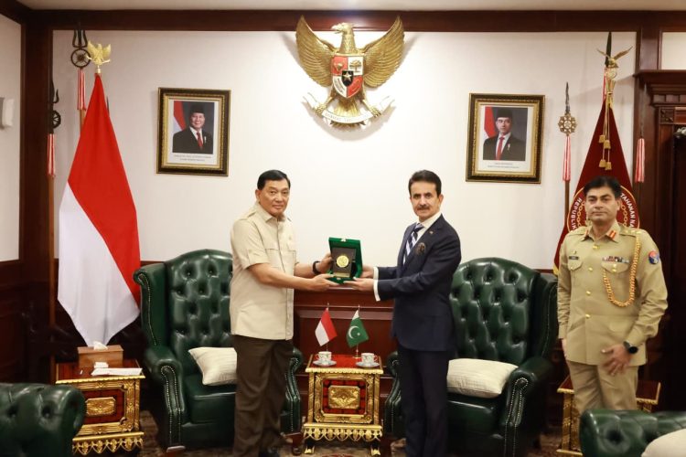 Menhan RI Sjafrie Sjamsoeddin menerima Dubes Pakistan di Jakarta. Keduanya sepakat memperkuat kerja sama pertahanan, industri militer, hingga partisipasi TNI dalam Pakistan Day Parade.(Foto : Doc. Kemhan/Istimewa)