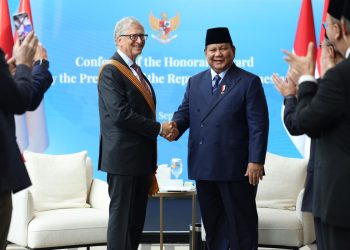 Presiden Prabowo bertemu Bill Gates di sela Sidang Umum PBB ke-80 di New York. Dalam pertemuan itu, Prabowo menganugerahkan Bintang Jasa Utama atas dedikasi Gates bagi kesehatan dan kesejahteraan umat manusia. (Foto: Setpres/Istimewa)