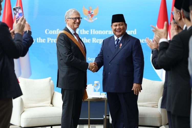 Presiden Prabowo bertemu Bill Gates di sela Sidang Umum PBB ke-80 di New York. Dalam pertemuan itu, Prabowo menganugerahkan Bintang Jasa Utama atas dedikasi Gates bagi kesehatan dan kesejahteraan umat manusia. (Foto: Setpres/Istimewa)