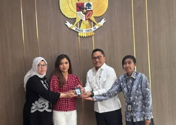 Biro Pers Presiden serahkan kembali ID khusus Istana kepada wartawan CNN Indonesia di Kompleks Istana Kepresidenan, Senin (29/09) (foto: Istimewa)