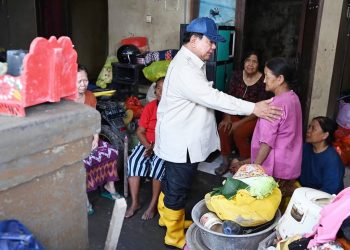 Presiden Prabowo melakukan peninjauan langsung warga terdapak banjir di Kabupaten Badung, Provinsi Bali, pada Sabtu (13/09/2025)