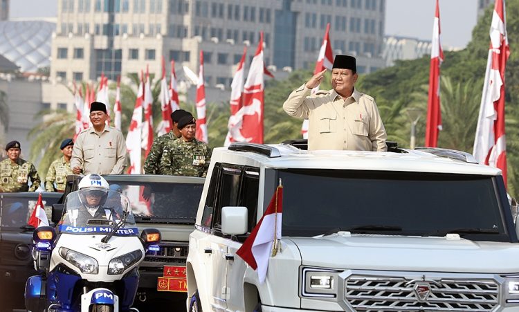 Presiden Prabowo Subianto didampingi Menteri Pertahanan Sjafrie Sjamsoeddi, Panglima TNI Jenderal TNI Agus Subiyanto melaksanakan inspeksi pasukan dalam upacara HUT ke-80 TNI di kawasan Silang Monas, Jakarta, Minggu (5/10/2025).
