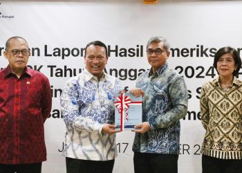 Ketua KPK, Setyo Budiyanto menerima Laporan Hasil Pemeriksaan (LHP) dari BPK RI diwakili Nyoman Adhi Suryadnyana di Gedung Merah Putih KPK, Jakarta, Jumat (17/10/2025)