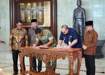Penandatanganan MoU dilakukan oleh Wakil Panglima TNI Tandyo Budi Revita dan Direktur Utama PT Agrinas Joao Angelo De Sousa di Markas Besar (Mabes) Pertahanan dan Keamanan TNI, Jakarta, Jumat (10/10/2025), turut dihadiri Menteri Pertanian Amran Sulaiman, Menkop Ferry Juliantono serta Menteri Desa dan Pembangunan Daerah Tertinggal Yandri Susanto